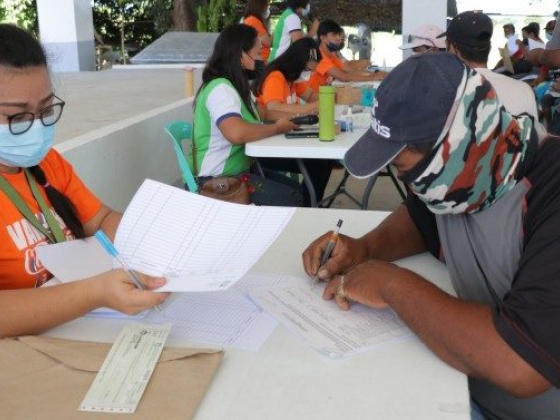 Over 300 farmers in Batac City get indemnity checks from PCIC